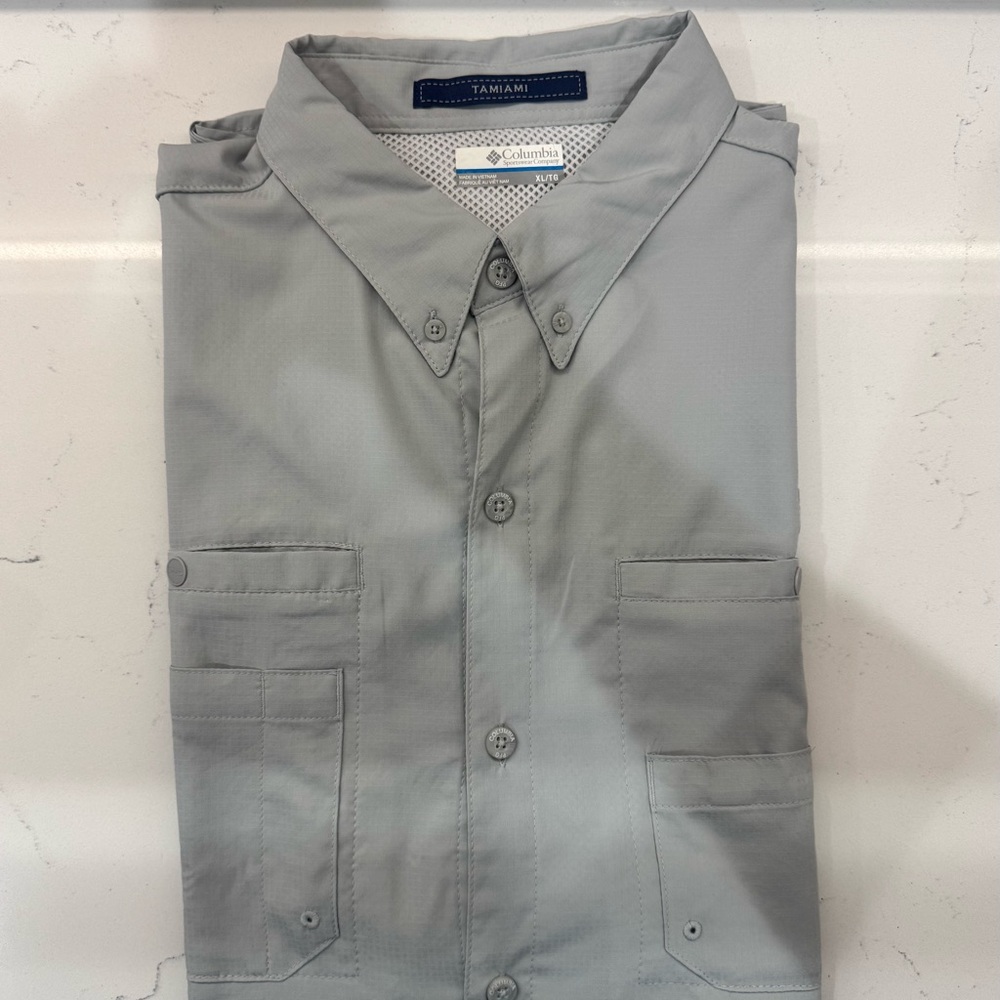 Columbia Light Gray Button-Up Short Sleeve Anglers Shirt. NWOT